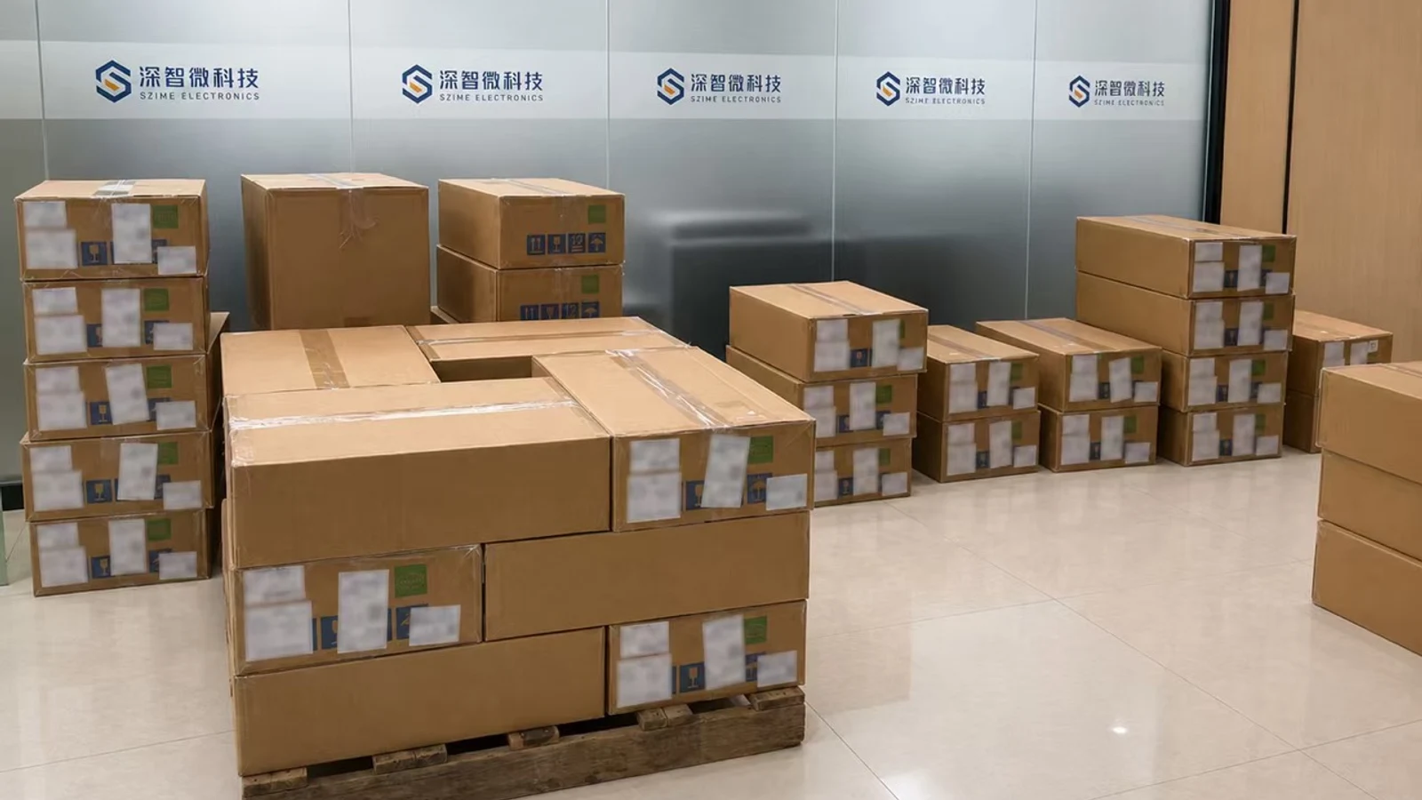 深智微办公区域内待发运电子元器件真实现场,外箱标签已脱敏
