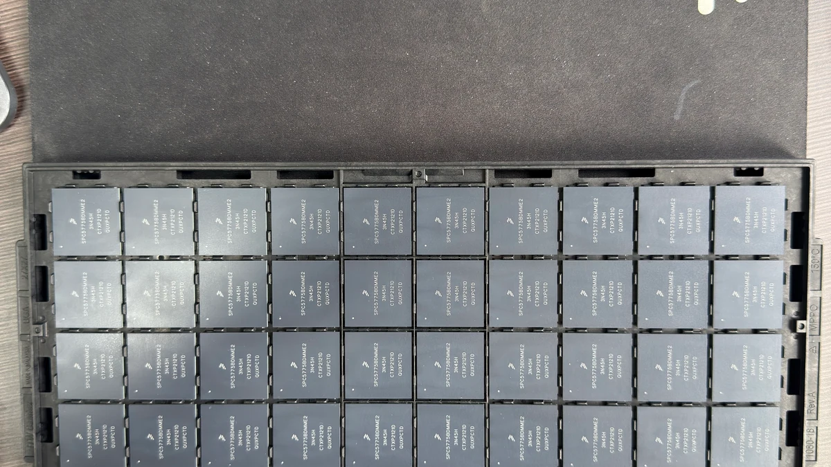 电子元器件 Tray 包装与器件表面标识真实实拍